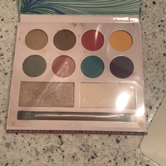 Eye shadow palette. Never been used. - Picture 2 of 2